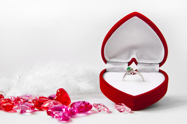 Состав помолвки на белом
