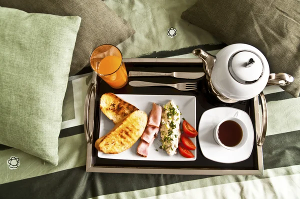 An English breakfast - soft boiled egg, fried bacon, toasts and coffee — Stock Photo, Image