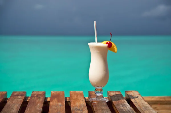 White drink and turquoise water — Stock Photo, Image