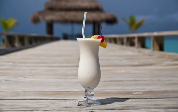 White drink and turquoise water — Stock Photo, Image