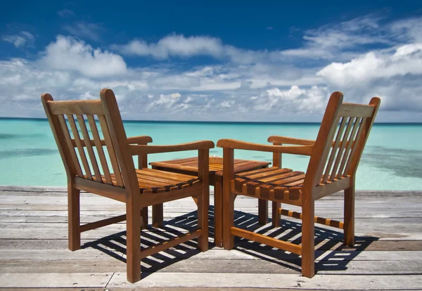 En tabell för två på en strandbar — Stockfoto