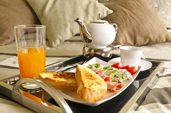 En engelsk frukost - mjuka kokt ägg, stekt bacon, rostat bröd och kaffe Stockbild