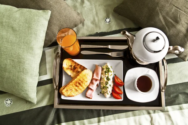 En engelsk frukost - mjuka kokt ägg, stekt bacon, rostat bröd och kaffe Royaltyfria Stockbilder