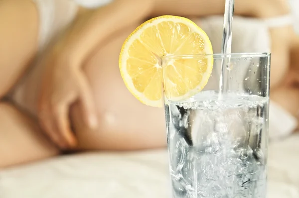 Bicchiere d'acqua per una donna incinta — Foto Stock