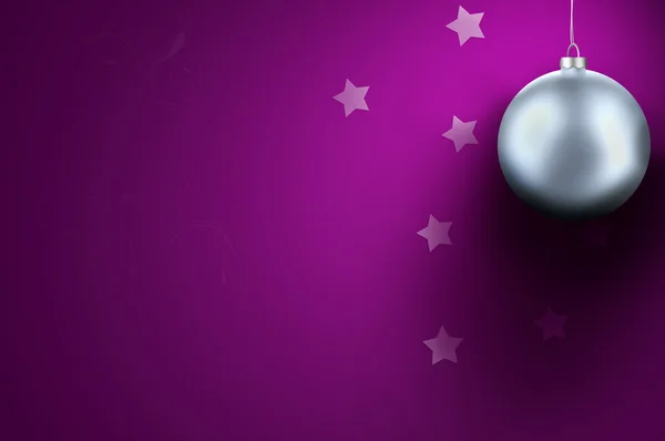 Серебро - белый рождественский шар на фиолетовом фоне — стоковое фото