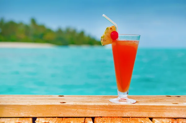 Κόκκινο ποτό σε μια παραλία — Φωτογραφία Αρχείου