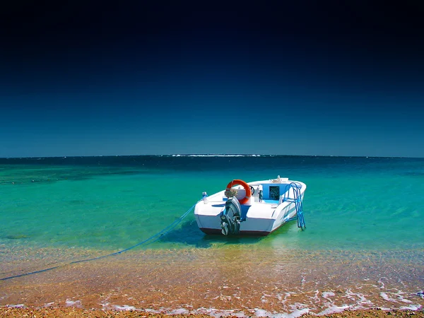 Motorboat em uma praia — Fotografia de Stock