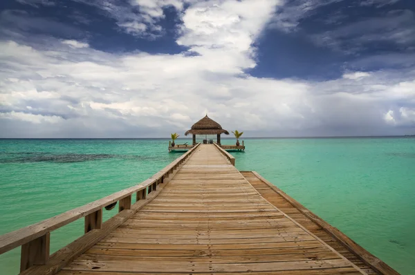 Capanna tropicale sull'acqua — Foto Stock