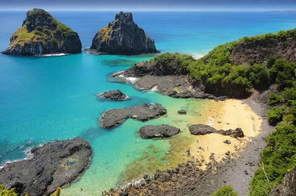 Bir mercan kayalığı ile tropikal plaj — Stok fotoğraf