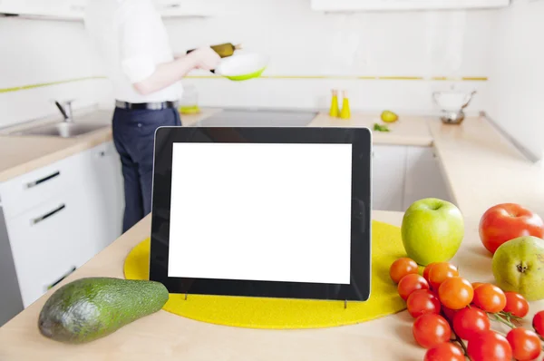 Mutfakta boş bir ekran ile tablet bilgisayar