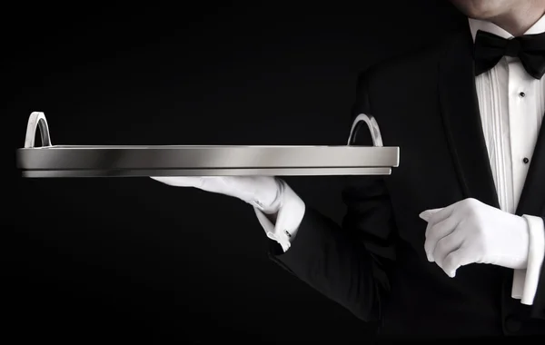 smokin siyah izole bir boş tepsi tutarak garson