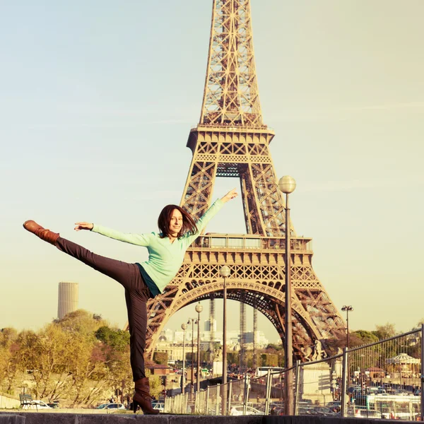 En ung attraktiv flicka dansa balett i paris Stockbild