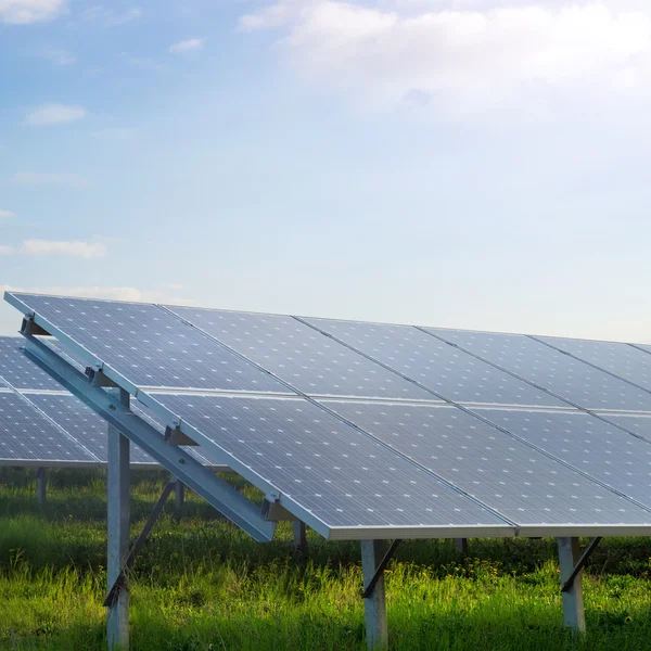 Solar power station in een veld Rechtenvrije Stockfoto's