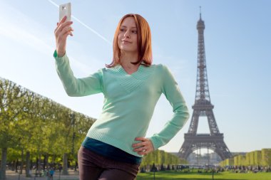 güzel kız onun smartphone ile bir 