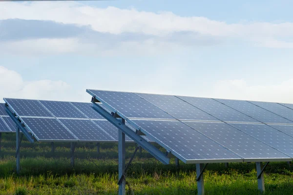 Solarkraftwerk auf einem Feld — Stockfoto