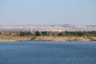 Ehrates nehrinin manzarası ve sel basmış antik Zeugma şehri