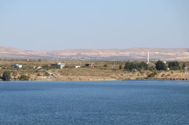 Ehrates nehrinin manzarası ve sel basmış antik Zeugma şehri