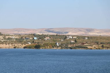 Ehrates nehrinin manzarası ve sel basmış antik Zeugma şehri