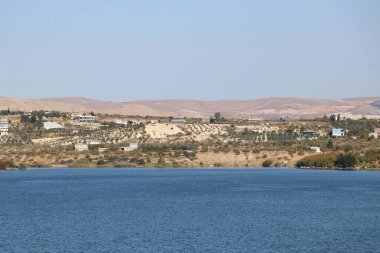 Ehrates nehrinin manzarası ve sel basmış antik Zeugma şehri