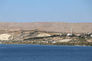 Ehrates nehrinin manzarası ve sel basmış antik Zeugma şehri