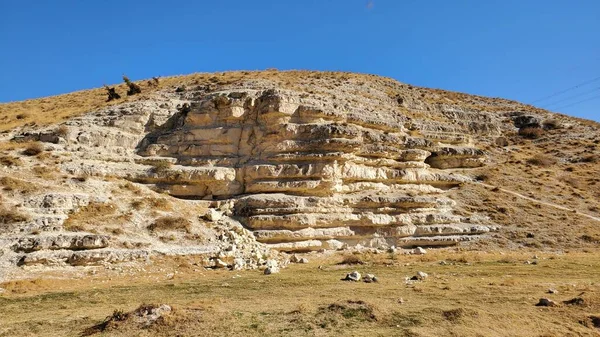 一座山的水平岩层 看起来像多层板堆叠在彼此的顶部 平板的线条几乎完全笔直 位于土耳其幼发拉底河和祖格马古城附近 — 图库照片