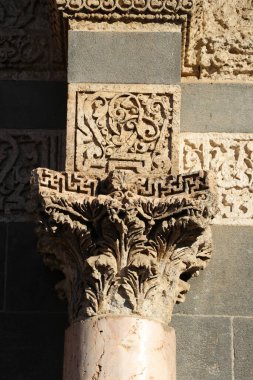 Türkiye 'nin Diyarbakır kentindeki Büyük Cami. Ulu camisi. 7. Yüzyılda. Eski kiliseden yeniden inşa edildi. 1091-92 'de. Seljuk hükümdarı Malik Shah Şam 'daki Umayyad Büyük Camii' ne dayanan binayı yeniden inşa etti..
