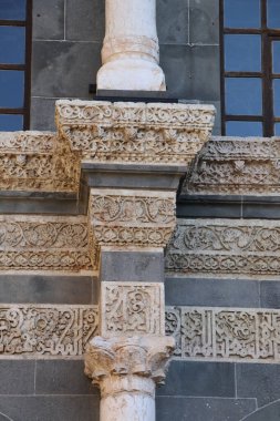 Türkiye 'nin Diyarbakır kentindeki Büyük Cami. Ulu camisi. 7. Yüzyılda. Eski kiliseden yeniden inşa edildi. 1091-92 'de. Seljuk hükümdarı Malik Shah Şam 'daki Umayyad Büyük Camii' ne dayanan binayı yeniden inşa etti..