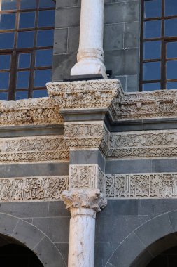 Türkiye 'nin Diyarbakır kentindeki Büyük Cami. Ulu camisi. 7. Yüzyılda. Eski kiliseden yeniden inşa edildi. 1091-92 'de. Seljuk hükümdarı Malik Shah Şam 'daki Umayyad Büyük Camii' ne dayanan binayı yeniden inşa etti..