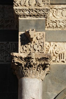 Türkiye 'nin Diyarbakır kentindeki Büyük Cami. Ulu camisi. 7. Yüzyılda. Eski kiliseden yeniden inşa edildi. 1091-92 'de. Seljuk hükümdarı Malik Shah Şam 'daki Umayyad Büyük Camii' ne dayanan binayı yeniden inşa etti..