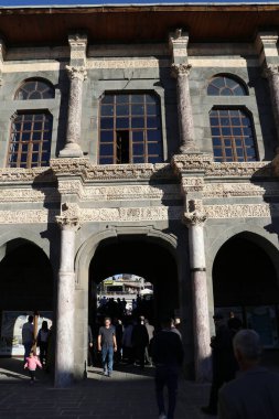 Türkiye 'nin Diyarbakır kentindeki Büyük Cami. Ulu camisi. 7. Yüzyılda. Eski kiliseden yeniden inşa edildi. 1091-92 'de. Seljuk hükümdarı Malik Shah Şam 'daki Umayyad Büyük Camii' ne dayanan binayı yeniden inşa etti..