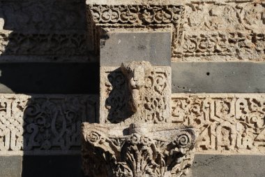 Türkiye 'nin Diyarbakır kentindeki Büyük Cami. Ulu camisi. 7. Yüzyılda. Eski kiliseden yeniden inşa edildi. 1091-92 'de. Seljuk hükümdarı Malik Shah Şam 'daki Umayyad Büyük Camii' ne dayanan binayı yeniden inşa etti..