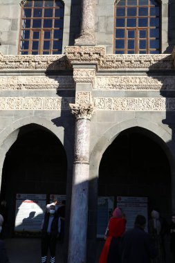 Türkiye 'nin Diyarbakır kentindeki Büyük Cami. Ulu camisi. 7. Yüzyılda. Eski kiliseden yeniden inşa edildi. 1091-92 'de. Seljuk hükümdarı Malik Shah Şam 'daki Umayyad Büyük Camii' ne dayanan binayı yeniden inşa etti..