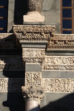 Türkiye 'nin Diyarbakır kentindeki Büyük Cami. Ulu camisi. 7. Yüzyılda. Eski kiliseden yeniden inşa edildi. 1091-92 'de. Seljuk hükümdarı Malik Shah Şam 'daki Umayyad Büyük Camii' ne dayanan binayı yeniden inşa etti..