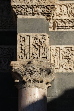 Türkiye 'nin Diyarbakır kentindeki Büyük Cami. Ulu camisi. 7. Yüzyılda. Eski kiliseden yeniden inşa edildi. 1091-92 'de. Seljuk hükümdarı Malik Shah Şam 'daki Umayyad Büyük Camii' ne dayanan binayı yeniden inşa etti..