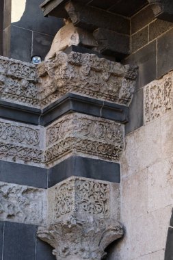 Türkiye 'nin Diyarbakır kentindeki Büyük Cami. Ulu camisi. 7. Yüzyılda. Eski kiliseden yeniden inşa edildi. 1091-92 'de. Seljuk hükümdarı Malik Shah Şam 'daki Umayyad Büyük Camii' ne dayanan binayı yeniden inşa etti..