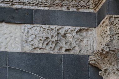 Türkiye 'nin Diyarbakır kentindeki Büyük Cami. Ulu camisi. 7. Yüzyılda. Eski kiliseden yeniden inşa edildi. 1091-92 'de. Seljuk hükümdarı Malik Shah Şam 'daki Umayyad Büyük Camii' ne dayanan binayı yeniden inşa etti..