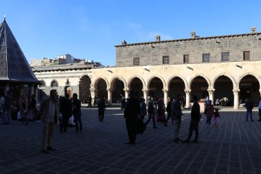 Türkiye 'nin Diyarbakır kentindeki Büyük Cami. Ulu camisi. 7. Yüzyılda. Eski kiliseden yeniden inşa edildi. 1091-92 'de. Seljuk hükümdarı Malik Shah Şam 'daki Umayyad Büyük Camii' ne dayanan binayı yeniden inşa etti..