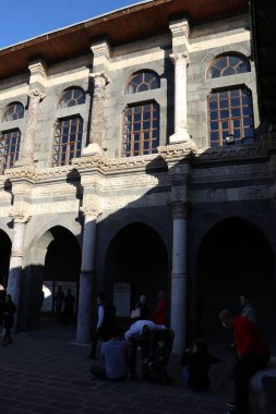 Türkiye 'nin Diyarbakır kentindeki Büyük Cami. Ulu camisi. 7. Yüzyılda. Eski kiliseden yeniden inşa edildi. 1091-92 'de. Seljuk hükümdarı Malik Shah Şam 'daki Umayyad Büyük Camii' ne dayanan binayı yeniden inşa etti..