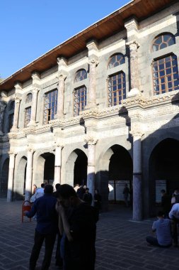 Türkiye 'nin Diyarbakır kentindeki Büyük Cami. Ulu camisi. 7. Yüzyılda. Eski kiliseden yeniden inşa edildi. 1091-92 'de. Seljuk hükümdarı Malik Shah Şam 'daki Umayyad Büyük Camii' ne dayanan binayı yeniden inşa etti..