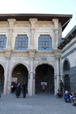 Türkiye 'nin Diyarbakır kentindeki Büyük Cami. Ulu camisi. 7. Yüzyılda. Eski kiliseden yeniden inşa edildi. 1091-92 'de. Seljuk hükümdarı Malik Shah Şam 'daki Umayyad Büyük Camii' ne dayanan binayı yeniden inşa etti..