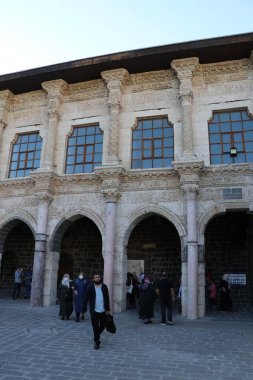 Türkiye 'nin Diyarbakır kentindeki Büyük Cami. Ulu camisi. 7. Yüzyılda. Eski kiliseden yeniden inşa edildi. 1091-92 'de. Seljuk hükümdarı Malik Shah Şam 'daki Umayyad Büyük Camii' ne dayanan binayı yeniden inşa etti..