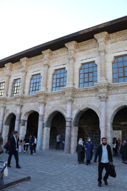 Türkiye 'nin Diyarbakır kentindeki Büyük Cami. Ulu camisi. 7. Yüzyılda. Eski kiliseden yeniden inşa edildi. 1091-92 'de. Seljuk hükümdarı Malik Shah Şam 'daki Umayyad Büyük Camii' ne dayanan binayı yeniden inşa etti..