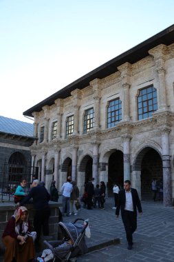 Türkiye 'nin Diyarbakır kentindeki Büyük Cami. Ulu camisi. 7. Yüzyılda. Eski kiliseden yeniden inşa edildi. 1091-92 'de. Seljuk hükümdarı Malik Shah Şam 'daki Umayyad Büyük Camii' ne dayanan binayı yeniden inşa etti..