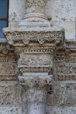 Türkiye 'nin Diyarbakır kentindeki Büyük Cami. Ulu camisi. 7. Yüzyılda. Eski kiliseden yeniden inşa edildi. 1091-92 'de. Seljuk hükümdarı Malik Shah Şam 'daki Umayyad Büyük Camii' ne dayanan binayı yeniden inşa etti..