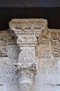 Türkiye 'nin Diyarbakır kentindeki Büyük Cami. Ulu camisi. 7. Yüzyılda. Eski kiliseden yeniden inşa edildi. 1091-92 'de. Seljuk hükümdarı Malik Shah Şam 'daki Umayyad Büyük Camii' ne dayanan binayı yeniden inşa etti..