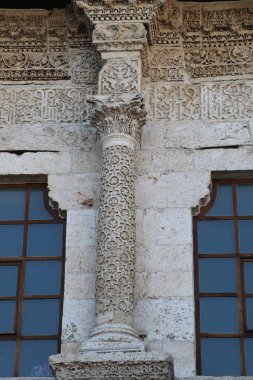 Türkiye 'nin Diyarbakır kentindeki Büyük Cami. Ulu camisi. 7. Yüzyılda. Eski kiliseden yeniden inşa edildi. 1091-92 'de. Seljuk hükümdarı Malik Shah Şam 'daki Umayyad Büyük Camii' ne dayanan binayı yeniden inşa etti..