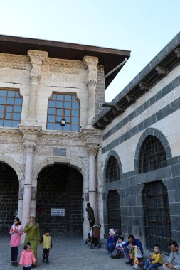 Türkiye 'nin Diyarbakır kentindeki Büyük Cami. Ulu camisi. 7. Yüzyılda. Eski kiliseden yeniden inşa edildi. 1091-92 'de. Seljuk hükümdarı Malik Shah Şam 'daki Umayyad Büyük Camii' ne dayanan binayı yeniden inşa etti..
