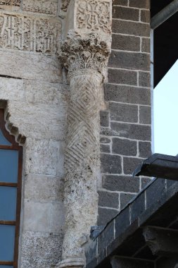 Türkiye 'nin Diyarbakır kentindeki Büyük Cami. Ulu camisi. 7. Yüzyılda. Eski kiliseden yeniden inşa edildi. 1091-92 'de. Seljuk hükümdarı Malik Shah Şam 'daki Umayyad Büyük Camii' ne dayanan binayı yeniden inşa etti..