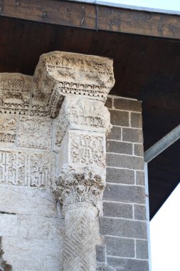 Türkiye 'nin Diyarbakır kentindeki Büyük Cami. Ulu camisi. 7. Yüzyılda. Eski kiliseden yeniden inşa edildi. 1091-92 'de. Seljuk hükümdarı Malik Shah Şam 'daki Umayyad Büyük Camii' ne dayanan binayı yeniden inşa etti..