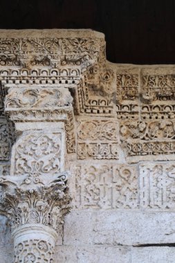 Türkiye 'nin Diyarbakır kentindeki Büyük Cami. Ulu camisi. 7. Yüzyılda. Eski kiliseden yeniden inşa edildi. 1091-92 'de. Seljuk hükümdarı Malik Shah Şam 'daki Umayyad Büyük Camii' ne dayanan binayı yeniden inşa etti..